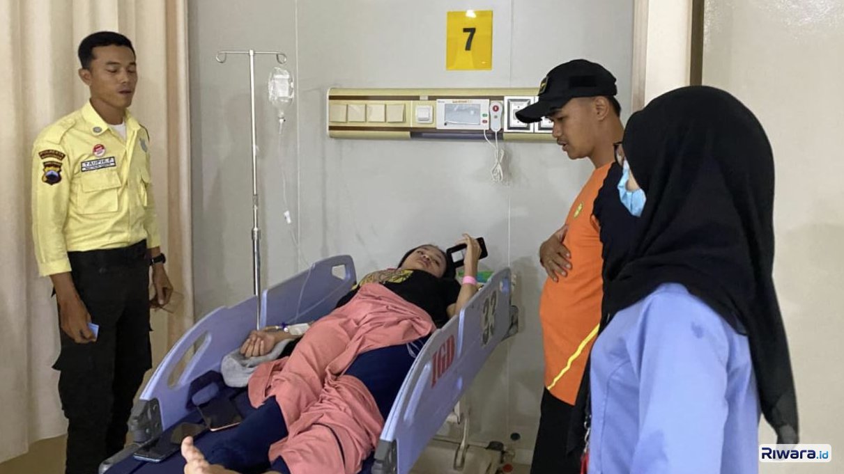 Rini (18) korban selamat yang saat ini dalam perawatan mesid, sementara rekannya Aurel Jeni Prabela dalam pencarian tim SAR gabungan.